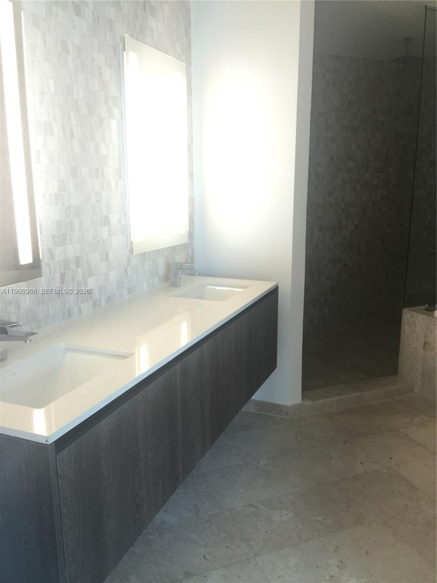 68 SE 6th St #3412, Miami FL 33131