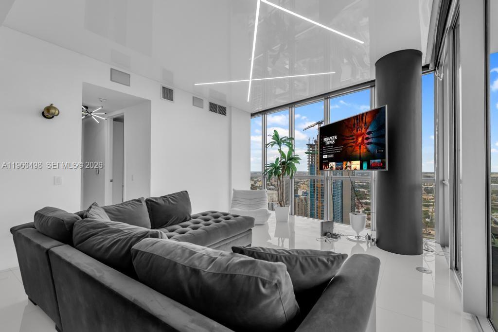 1100 Biscayne Blvd #4907, Miami FL 33132