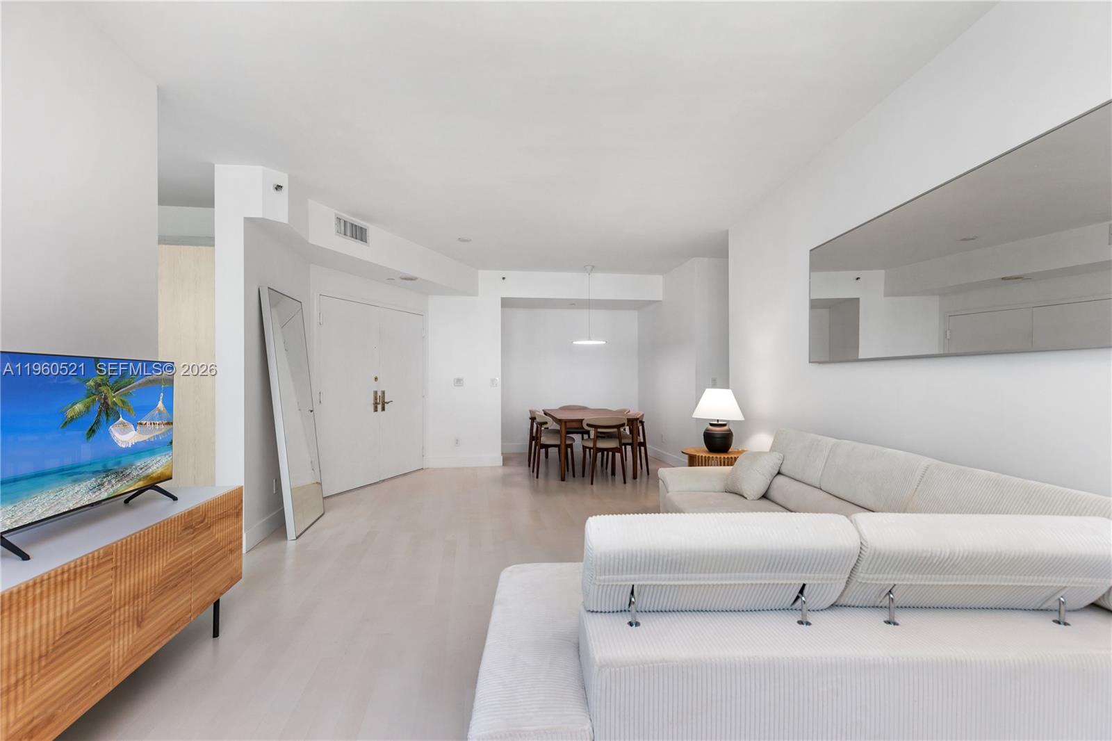 300 S Pointe Dr #907, Miami Beach FL 33139