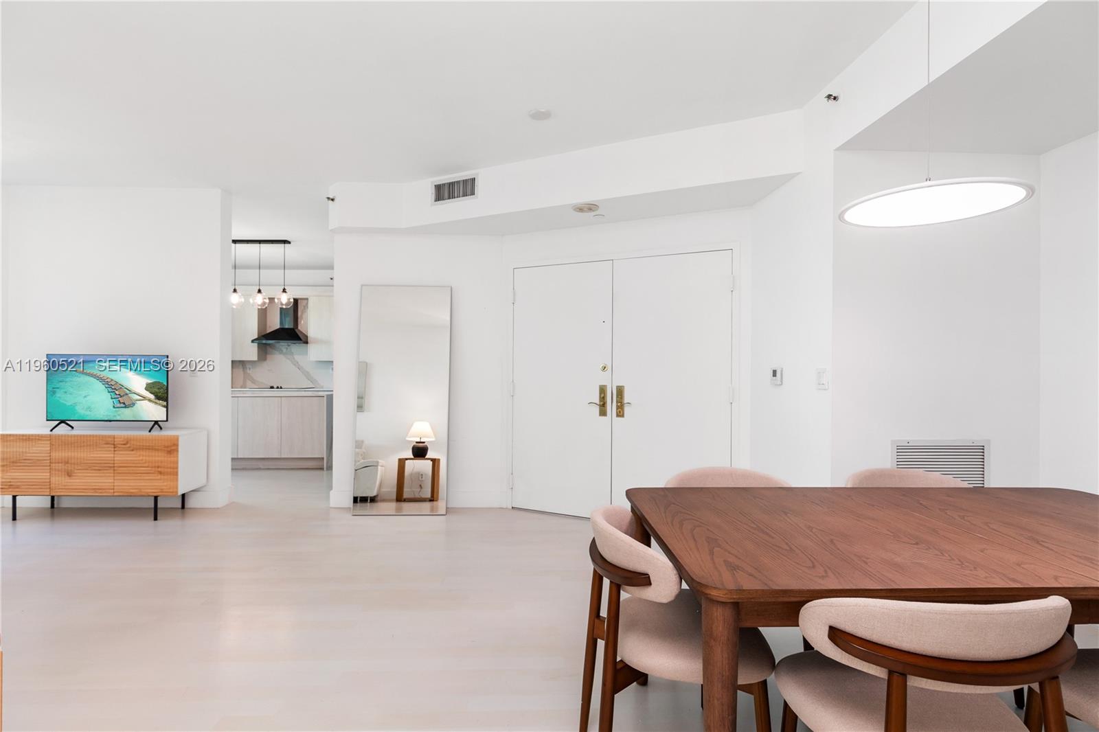 300 S Pointe Dr #907, Miami Beach FL 33139