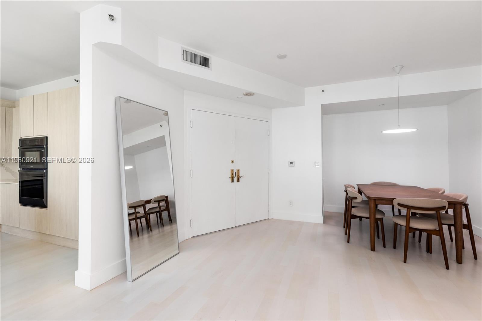 300 S Pointe Dr #907, Miami Beach FL 33139