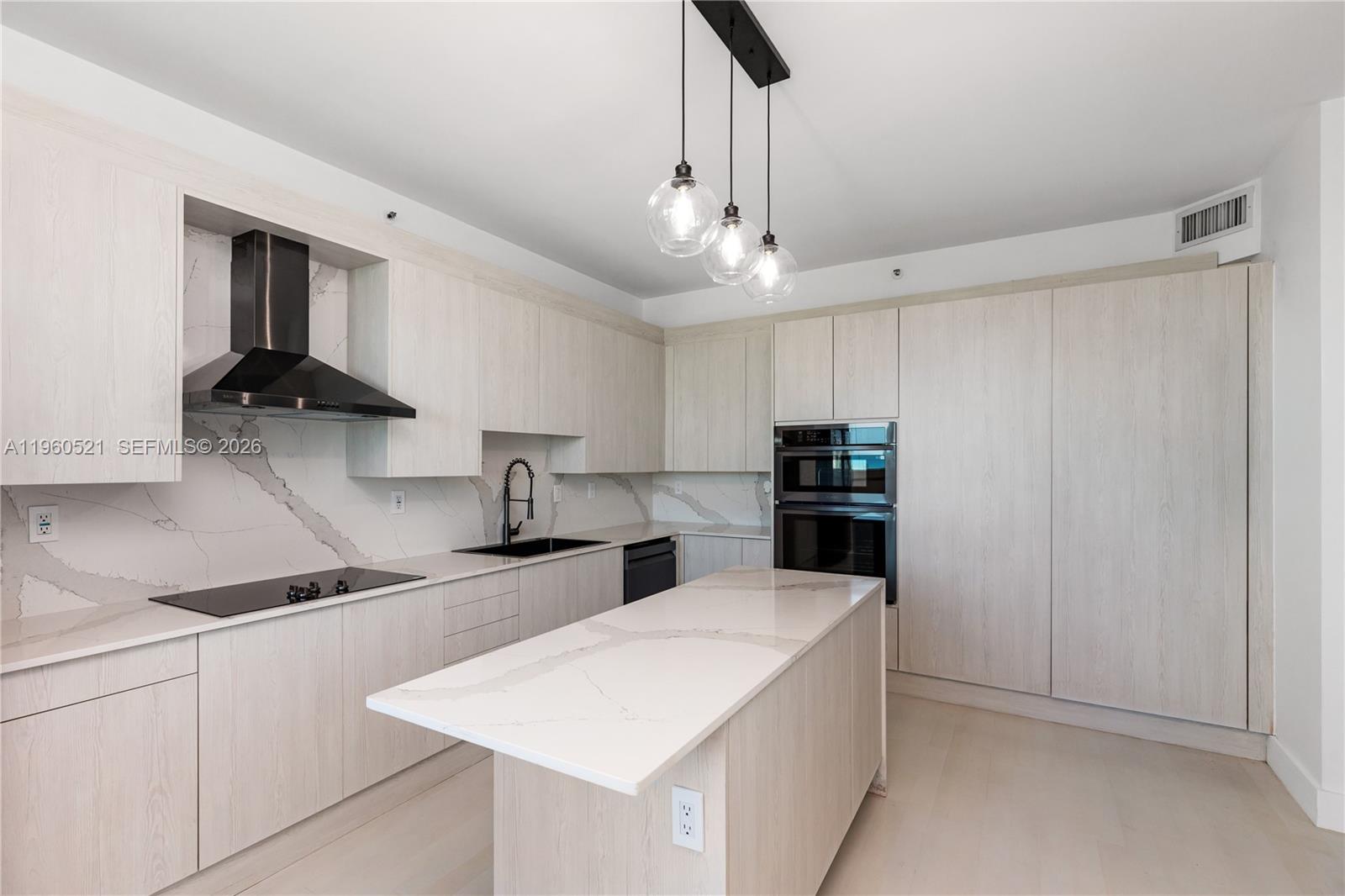 300 S Pointe Dr #907, Miami Beach FL 33139