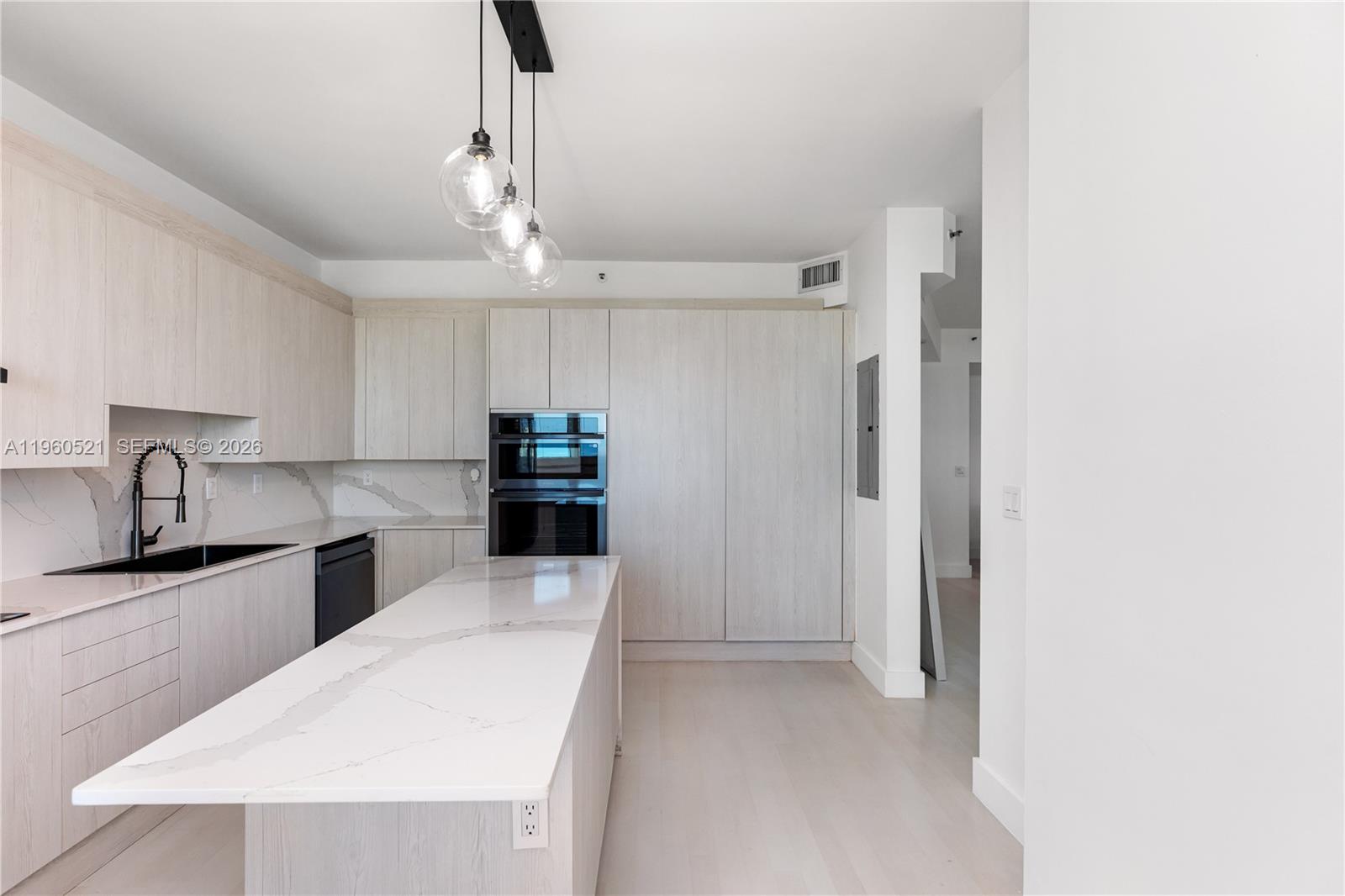 300 S Pointe Dr #907, Miami Beach FL 33139
