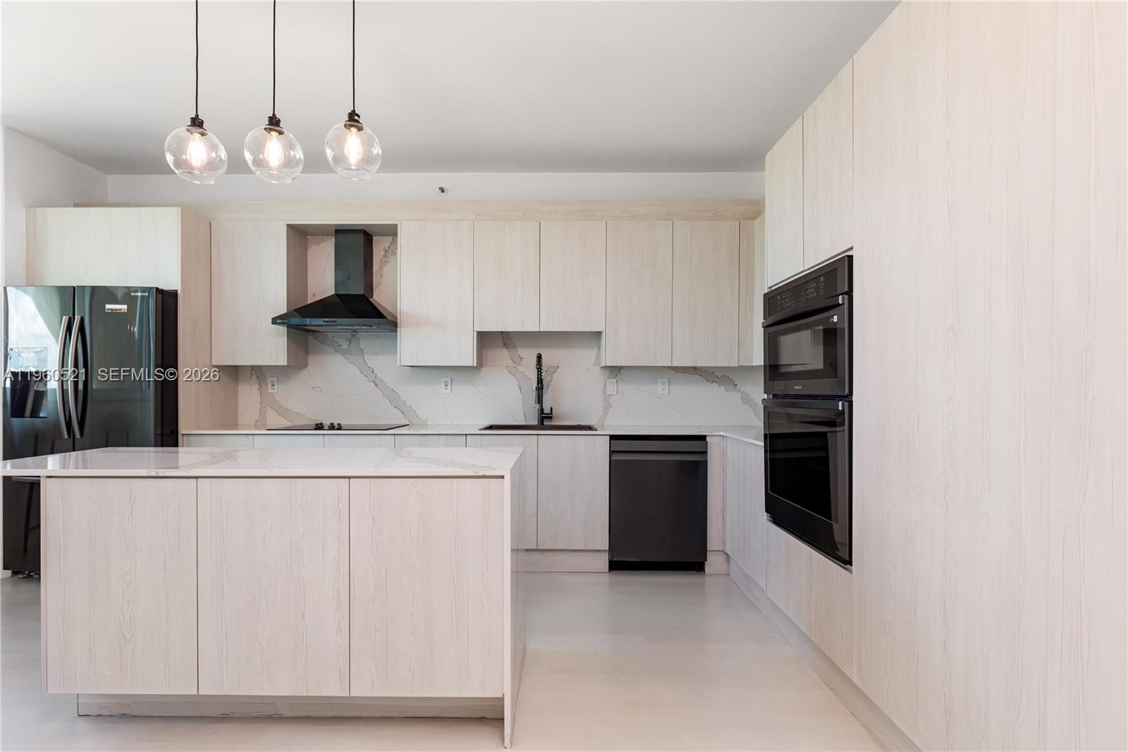 300 S Pointe Dr #907, Miami Beach FL 33139