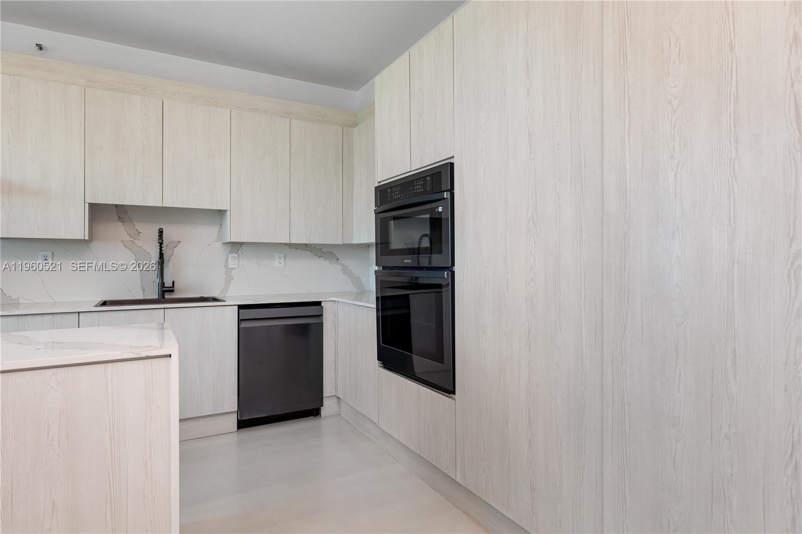 300 S Pointe Dr #907, Miami Beach FL 33139