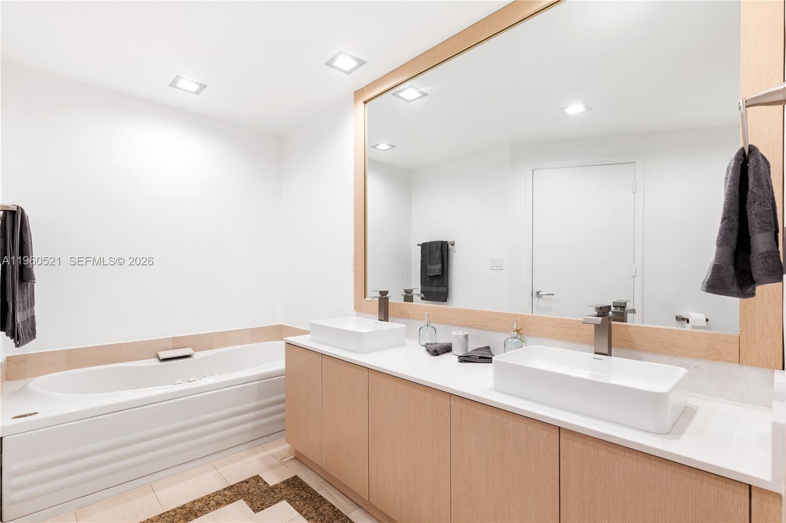 300 S Pointe Dr #907, Miami Beach FL 33139