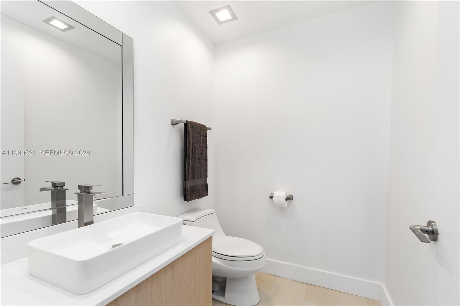 300 S Pointe Dr #907, Miami Beach FL 33139