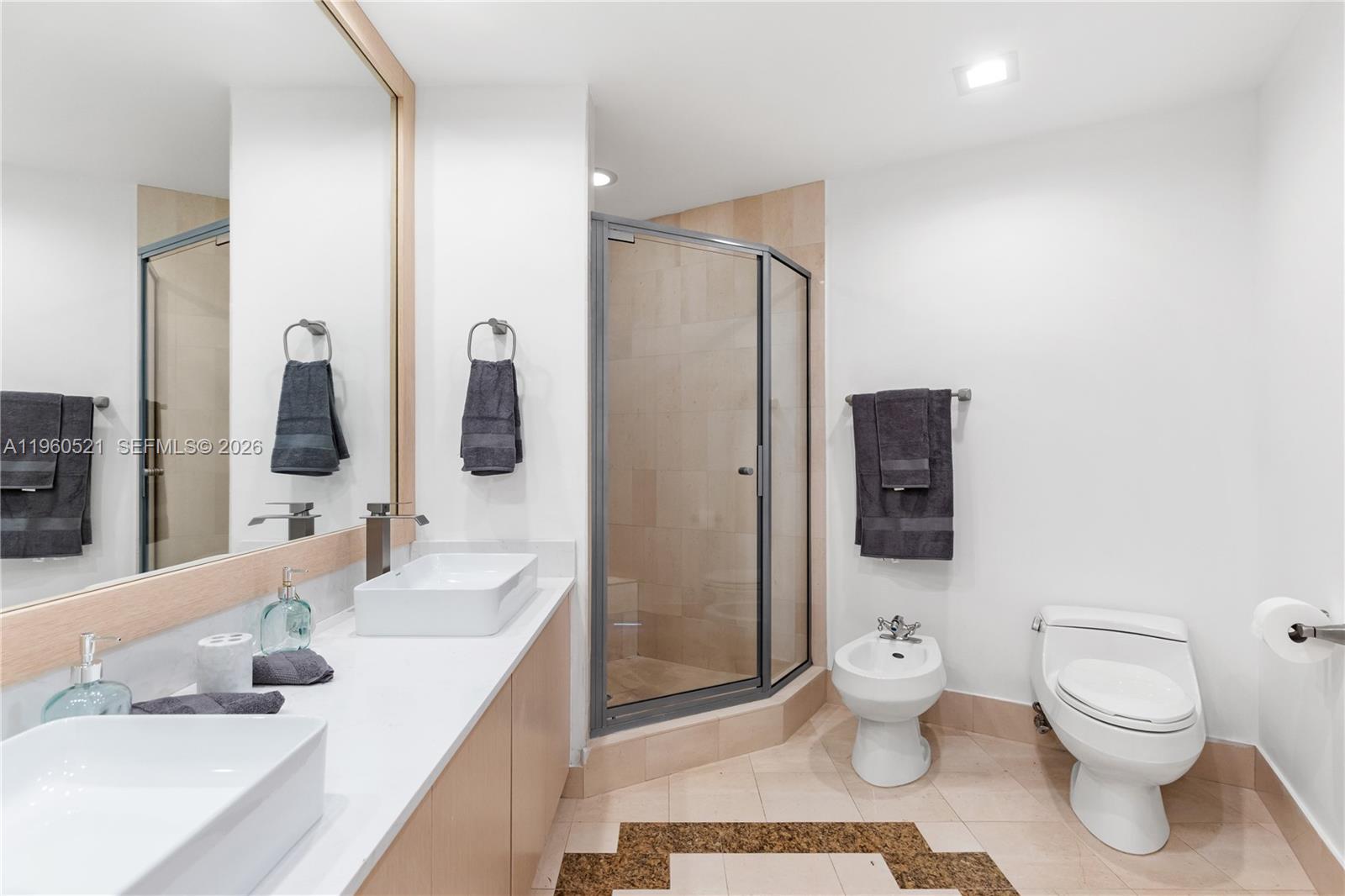 300 S Pointe Dr #907, Miami Beach FL 33139