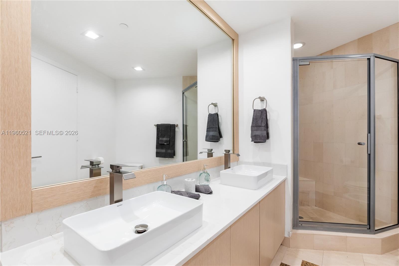 300 S Pointe Dr #907, Miami Beach FL 33139