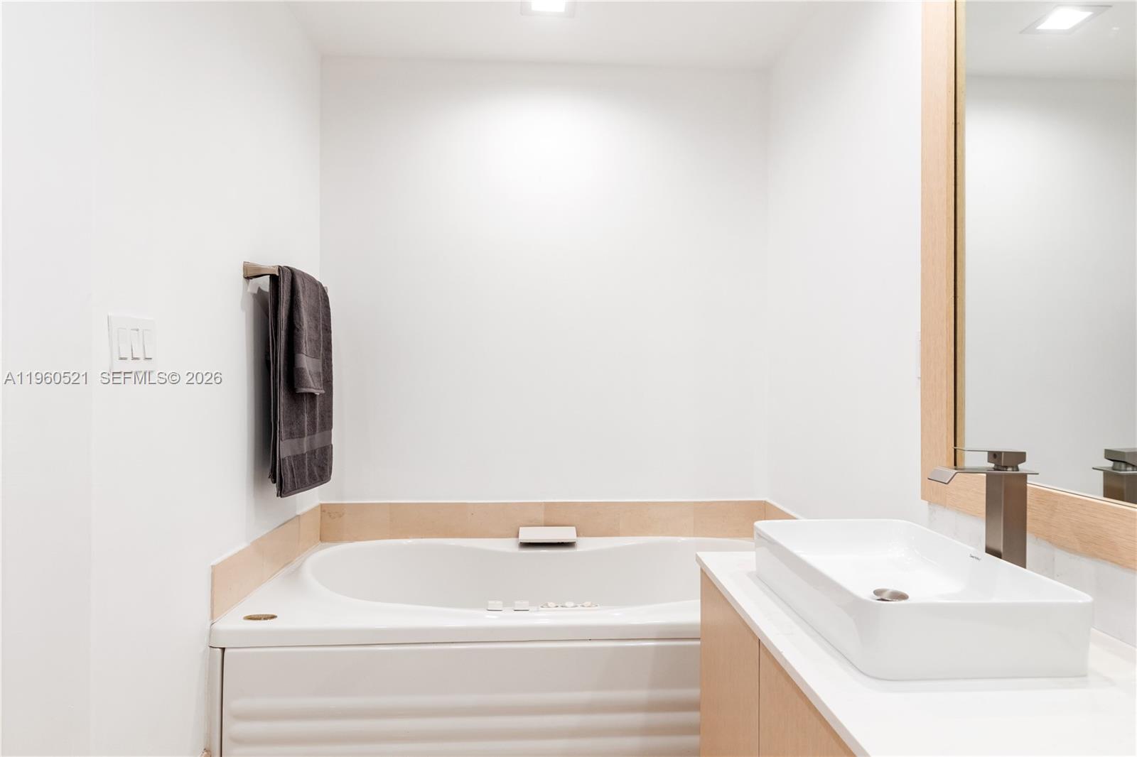 300 S Pointe Dr #907, Miami Beach FL 33139
