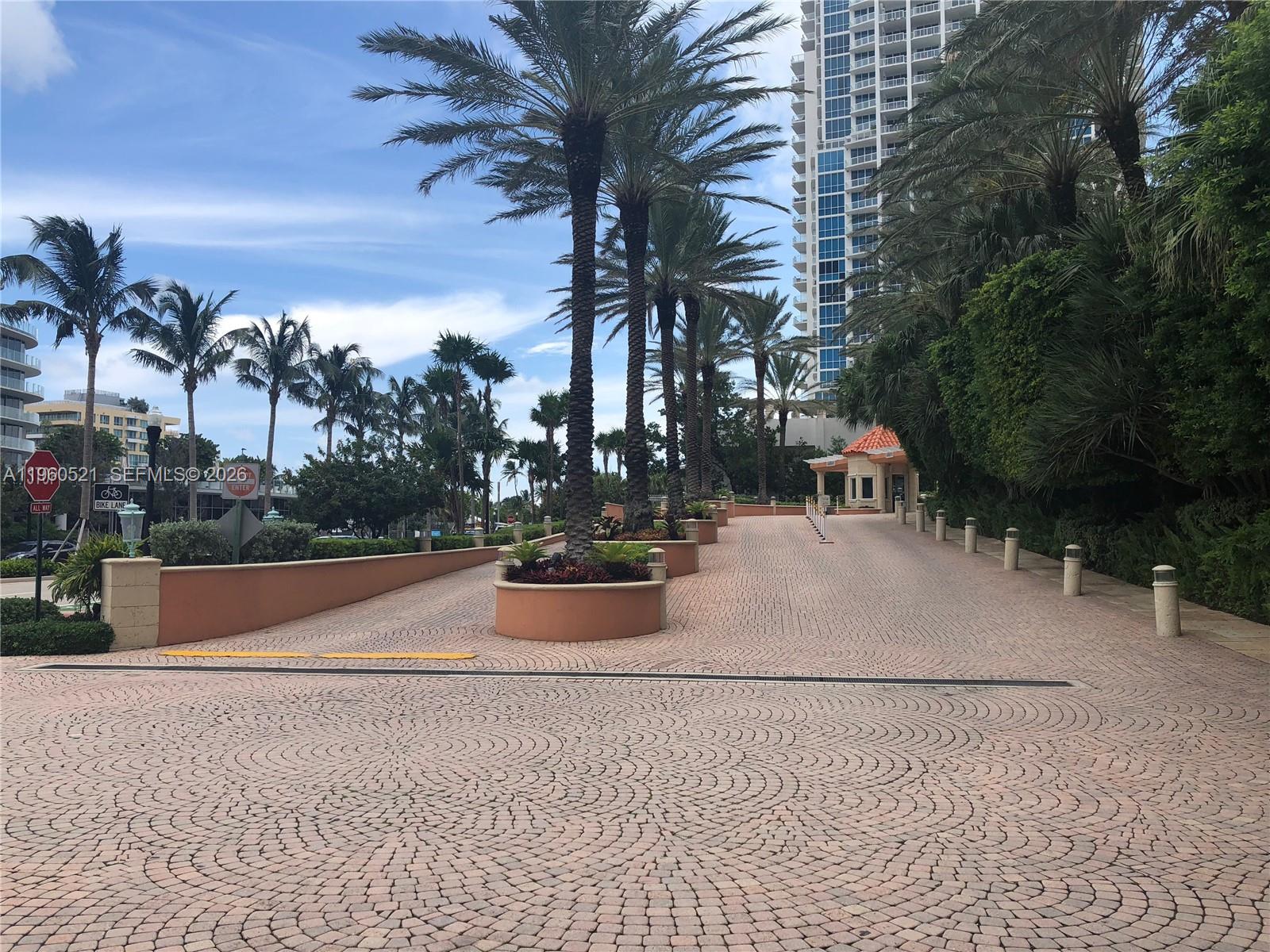 300 S Pointe Dr #907, Miami Beach FL 33139