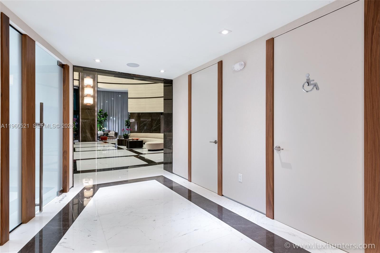 300 S Pointe Dr #907, Miami Beach FL 33139