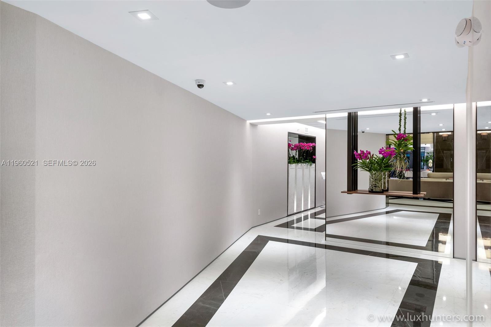 300 S Pointe Dr #907, Miami Beach FL 33139
