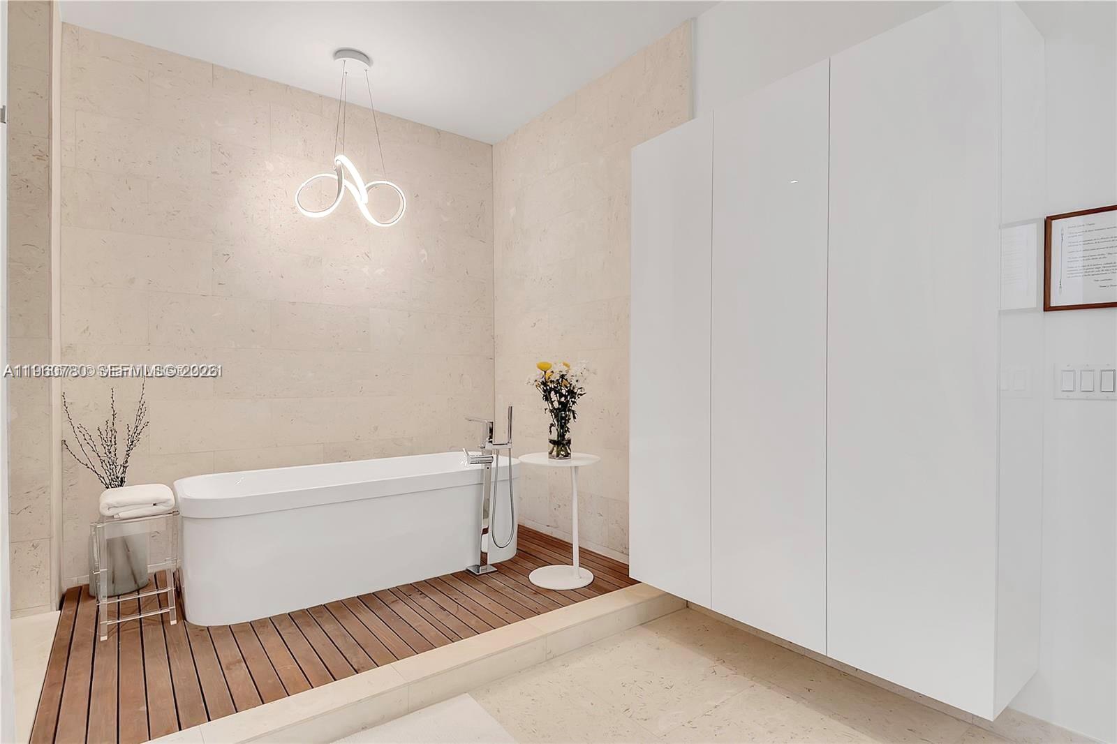 3581 E Glencoe St #605, Coconut Grove FL 33133