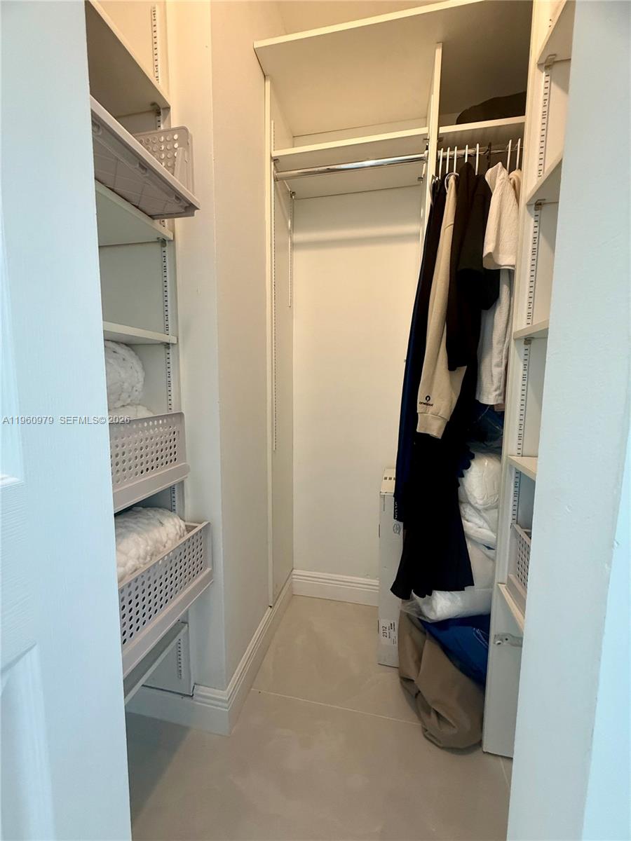 1000 W Island Blvd #2312, Aventura FL 33160