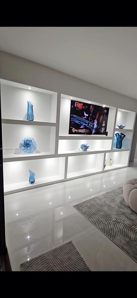 1000 W Island Blvd #2312, Aventura FL 33160