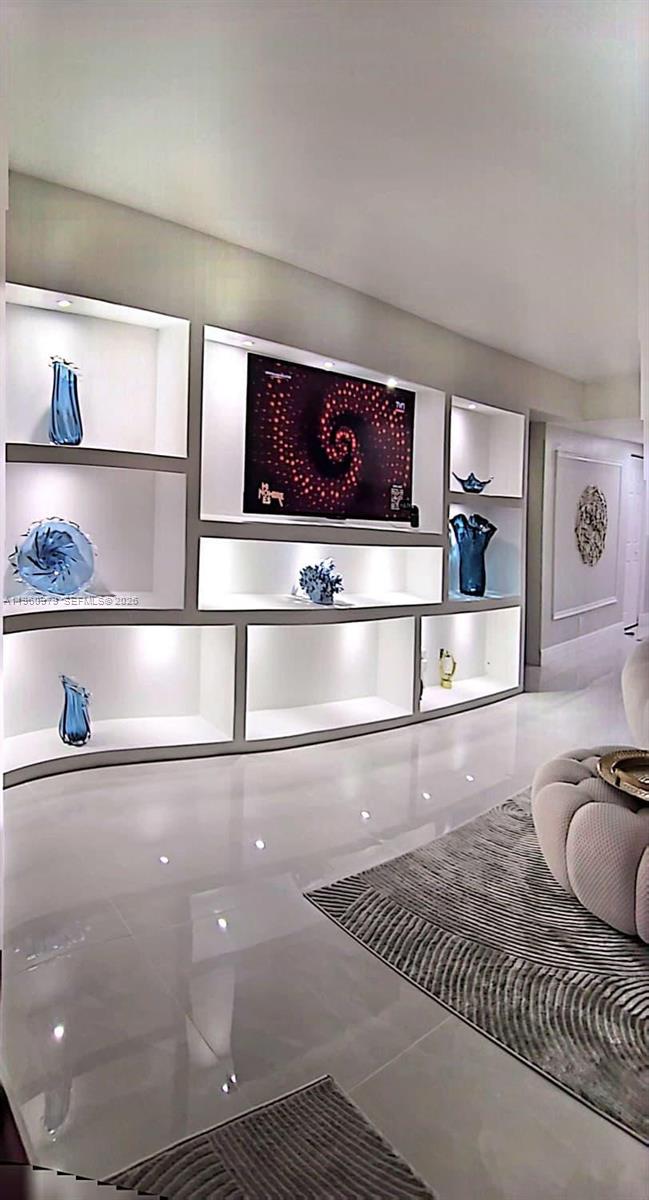 1000 W Island Blvd #2312, Aventura FL 33160