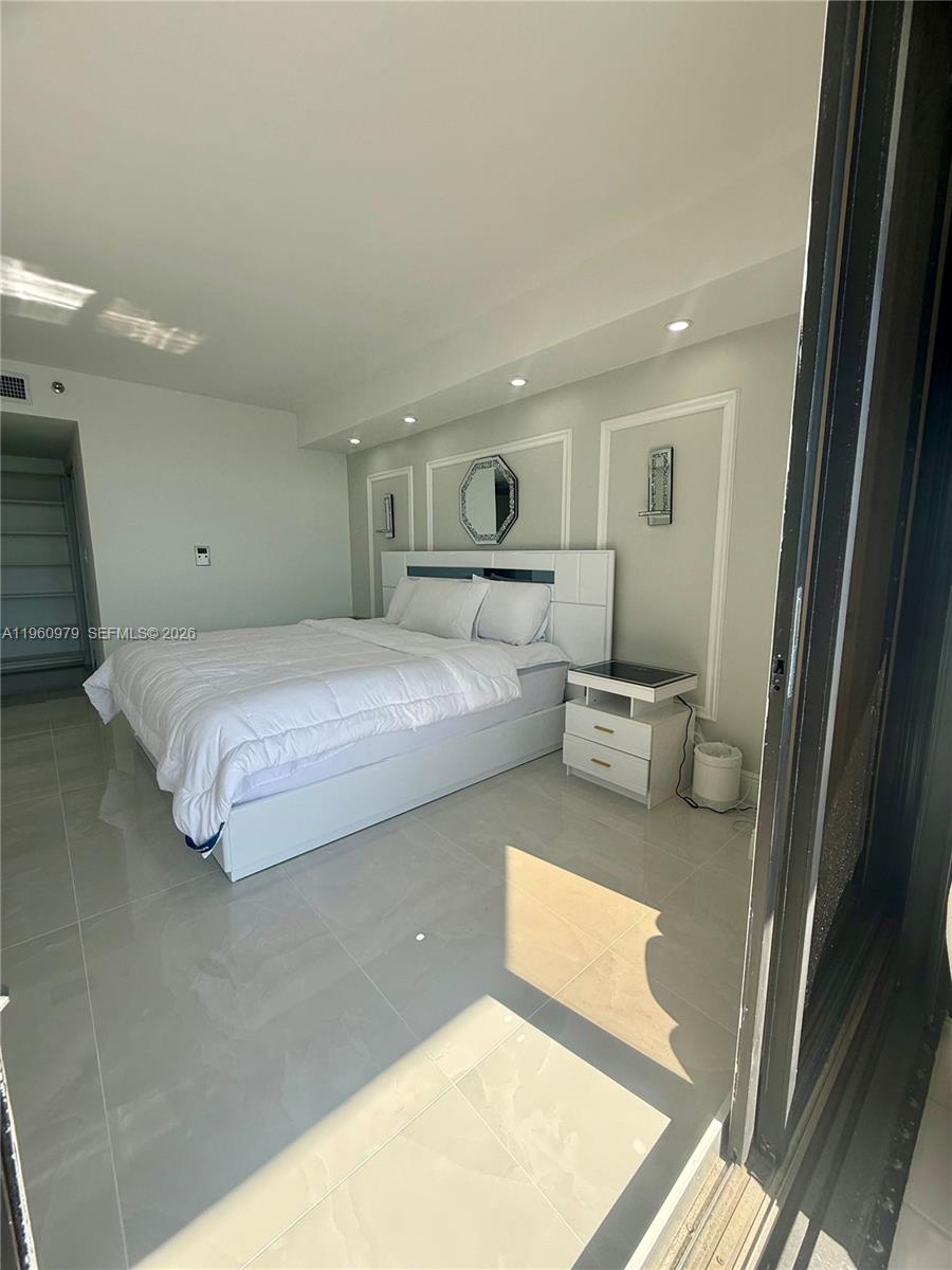 1000 W Island Blvd #2312, Aventura FL 33160