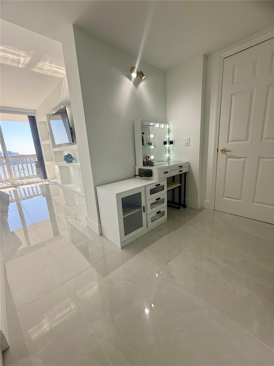 1000 W Island Blvd #2312, Aventura FL 33160
