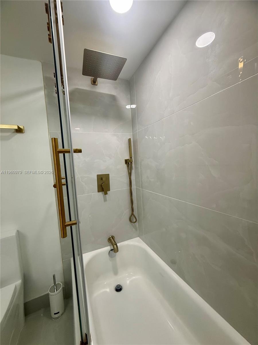 1000 W Island Blvd #2312, Aventura FL 33160