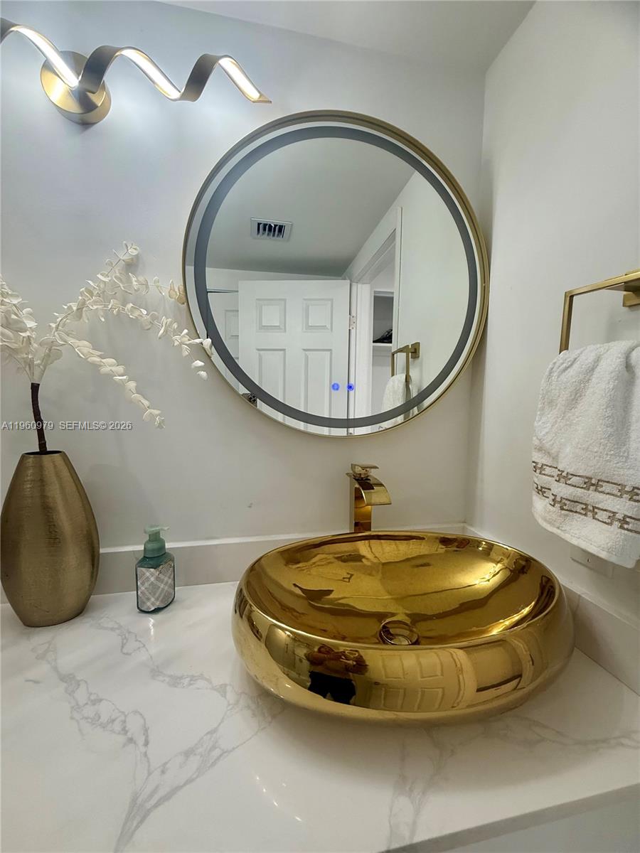 1000 W Island Blvd #2312, Aventura FL 33160