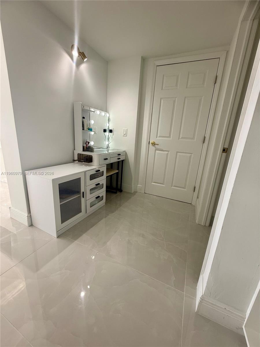 1000 W Island Blvd #2312, Aventura FL 33160