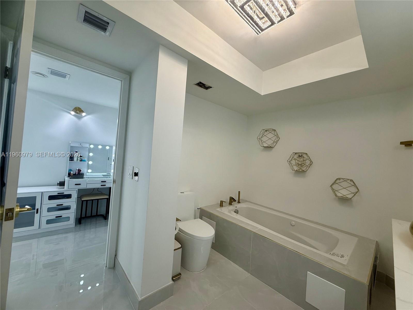 1000 W Island Blvd #2312, Aventura FL 33160