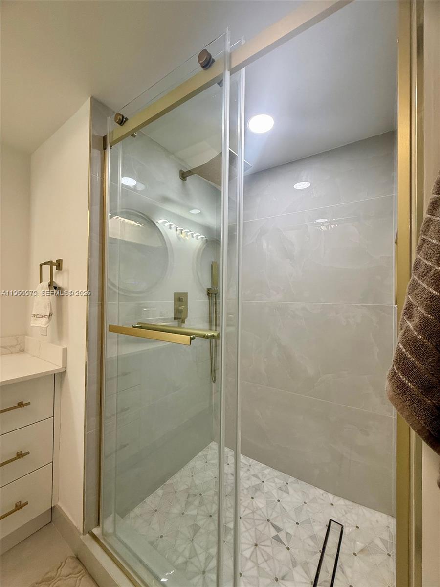 1000 W Island Blvd #2312, Aventura FL 33160