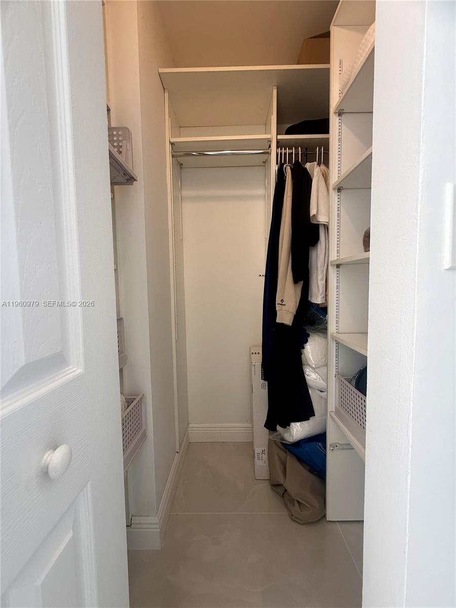 1000 W Island Blvd #2312, Aventura FL 33160