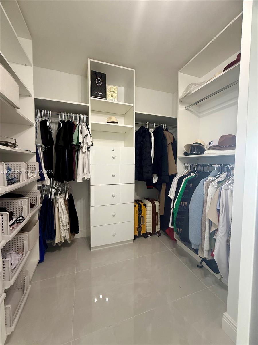1000 W Island Blvd #2312, Aventura FL 33160
