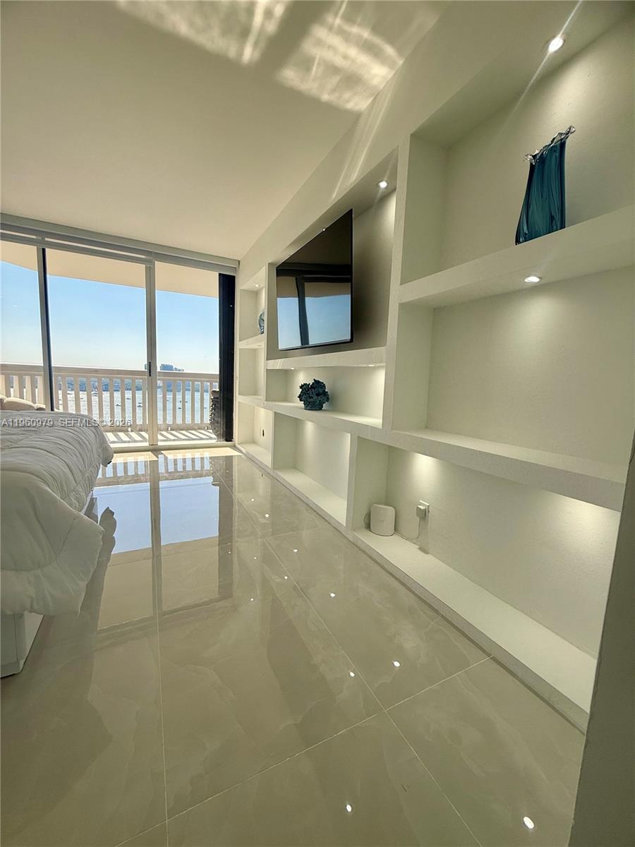 1000 W Island Blvd #2312, Aventura FL 33160