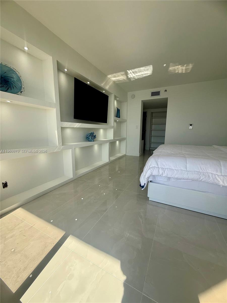 1000 W Island Blvd #2312, Aventura FL 33160