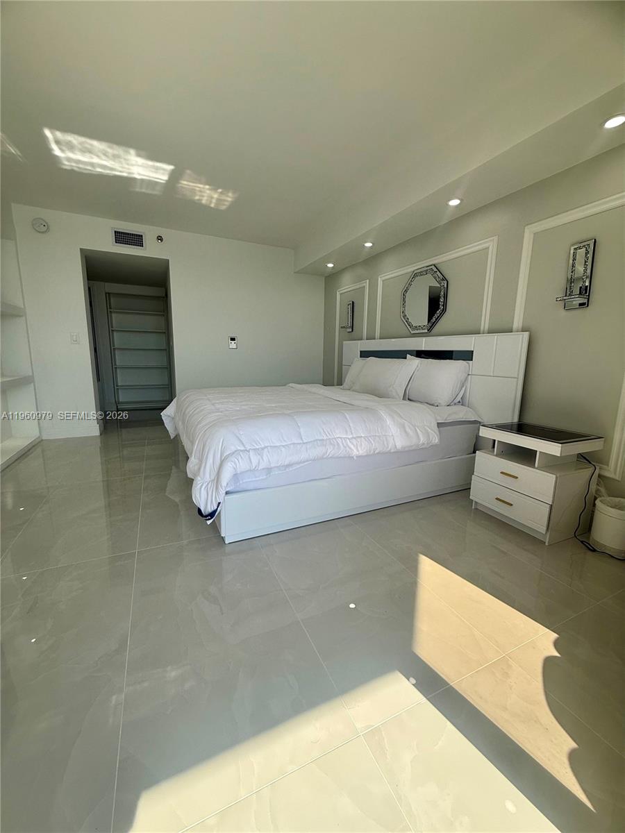 1000 W Island Blvd #2312, Aventura FL 33160