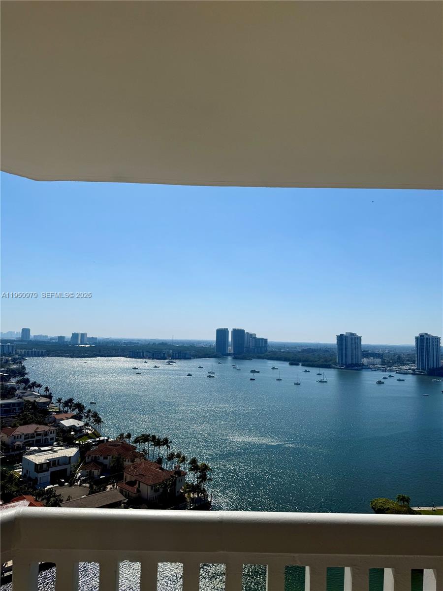 1000 W Island Blvd #2312, Aventura FL 33160
