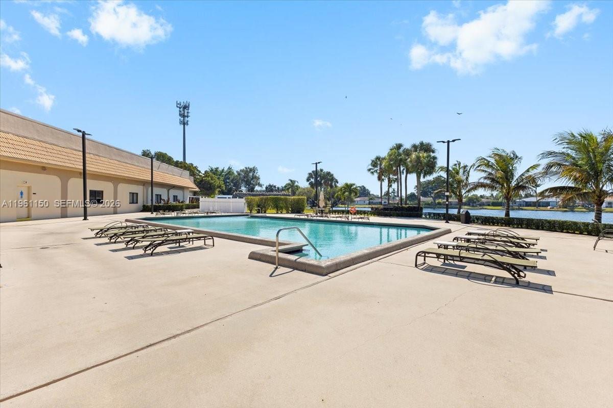 12 Whitehead Cir, Weston FL 33326