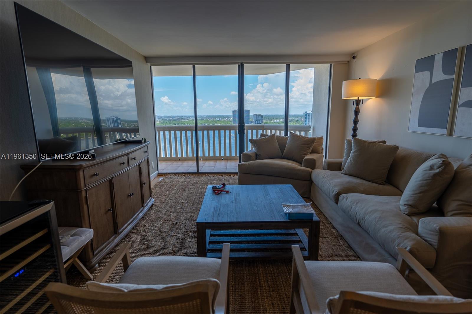 1000 W Island Blvd #2812, Aventura FL 33160
