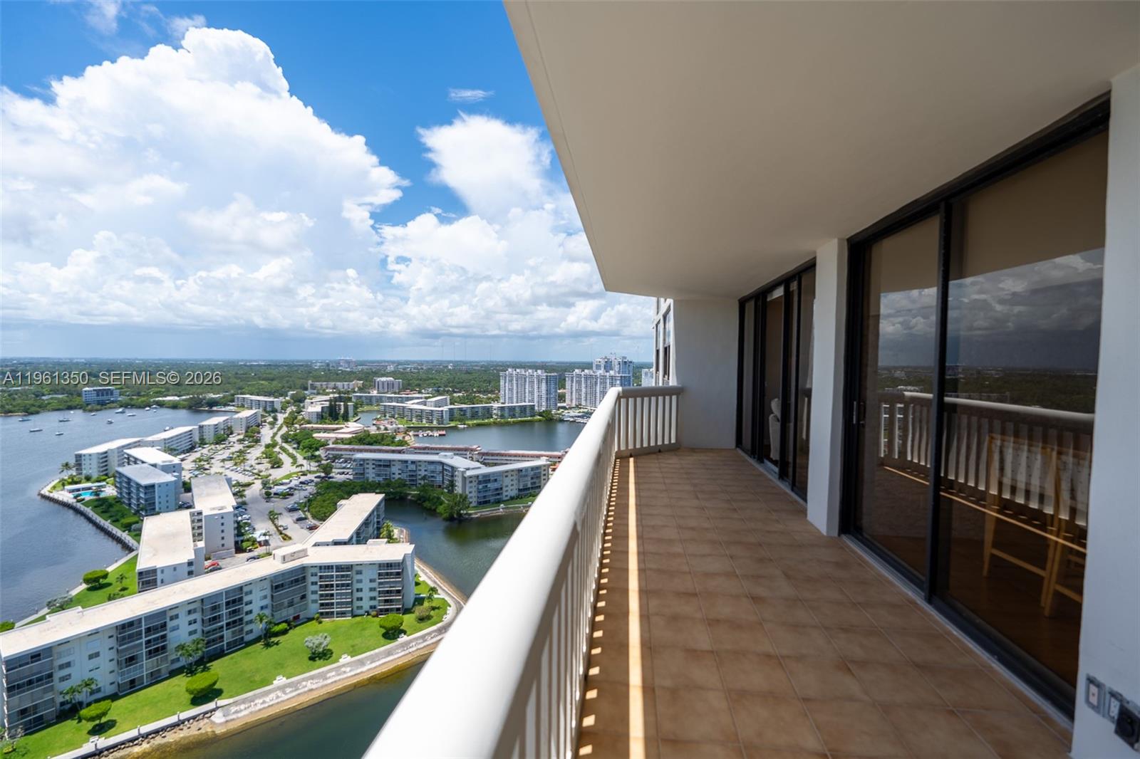 1000 W Island Blvd #2812, Aventura FL 33160