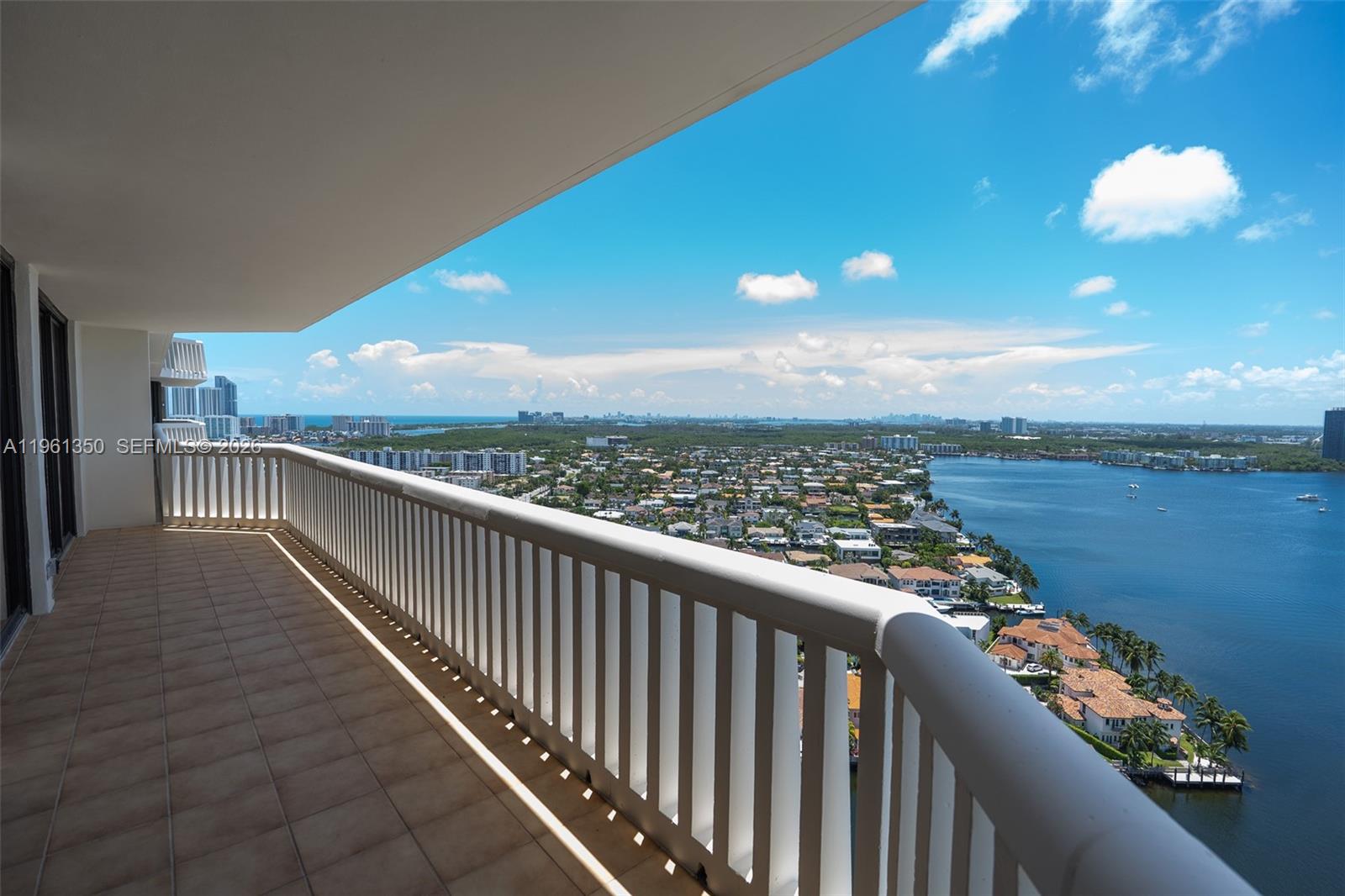 1000 W Island Blvd #2812, Aventura FL 33160