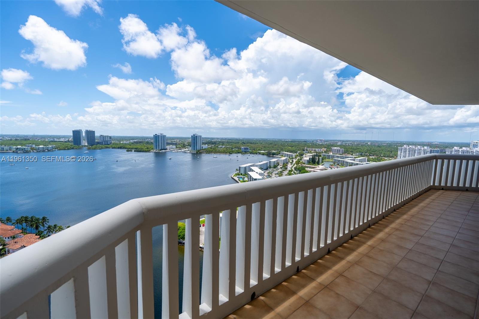 1000 W Island Blvd #2812, Aventura FL 33160