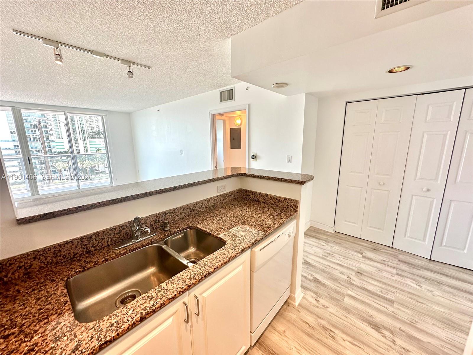 1155 Brickell Bay Dr #607, Miami FL 33131