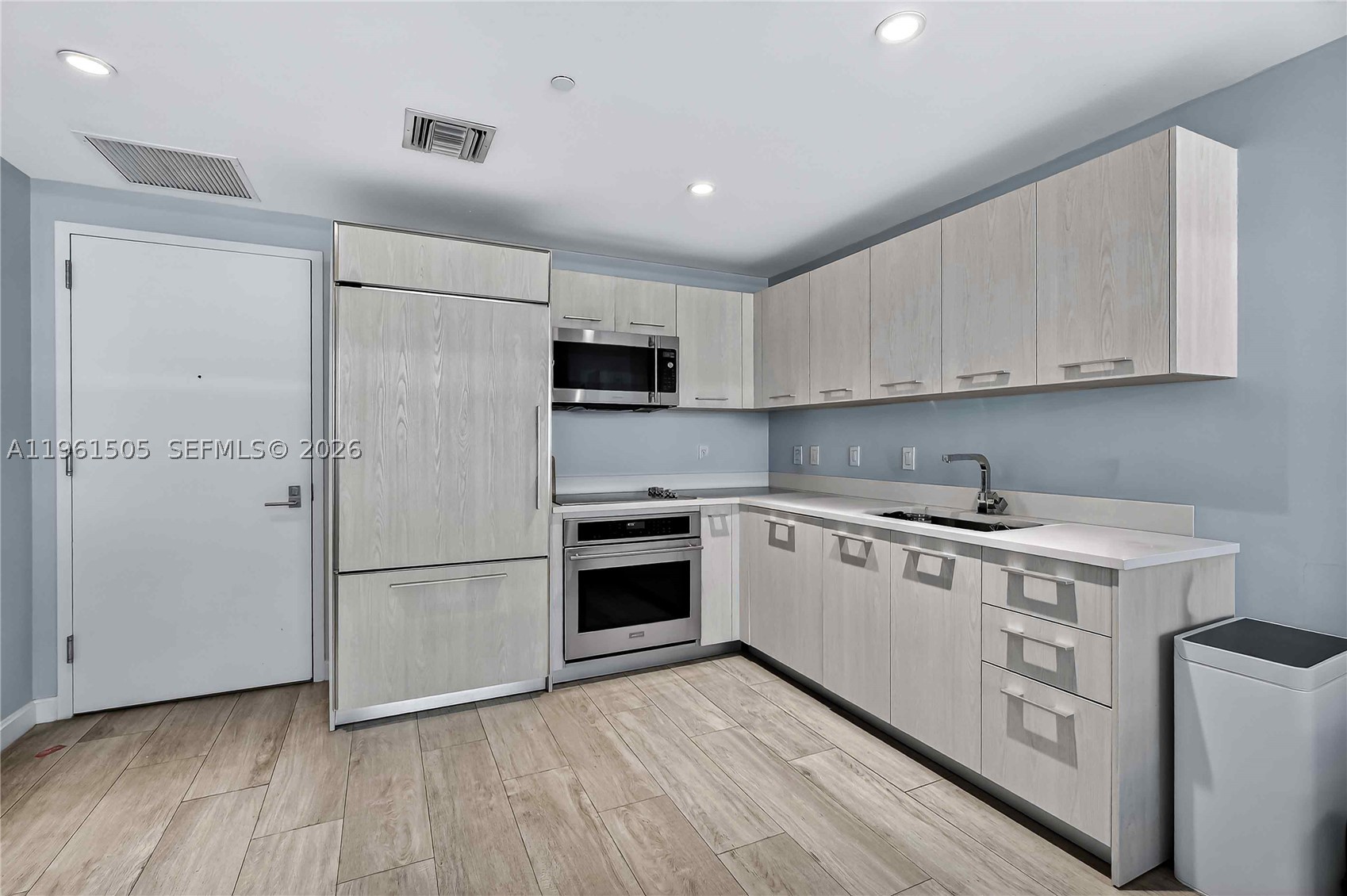 45 SW 9th St #3807, Miami FL 33130