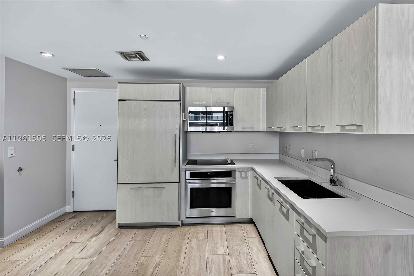 45 SW 9th St #3807, Miami FL 33130