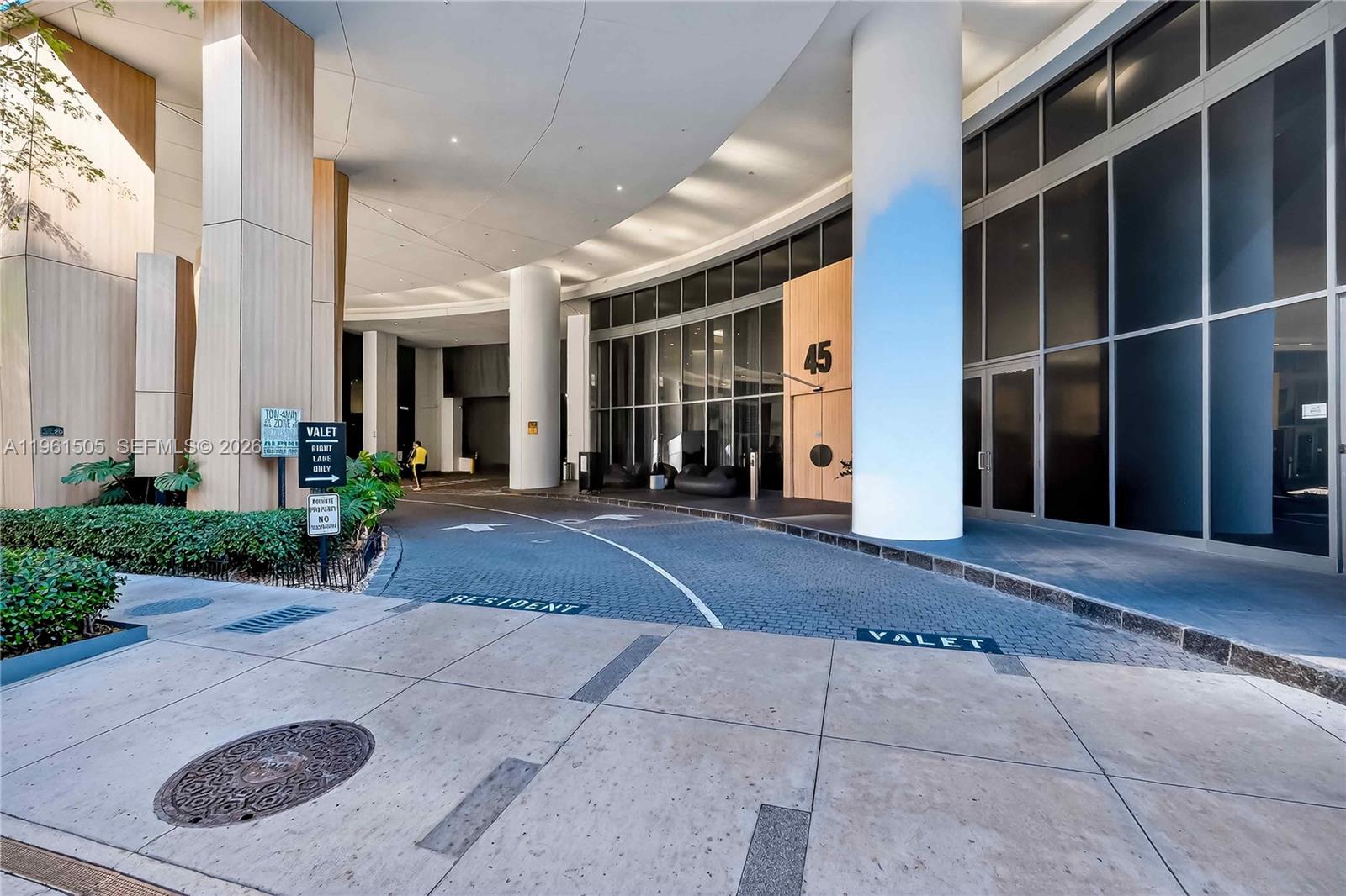 45 SW 9th St #3807, Miami FL 33130