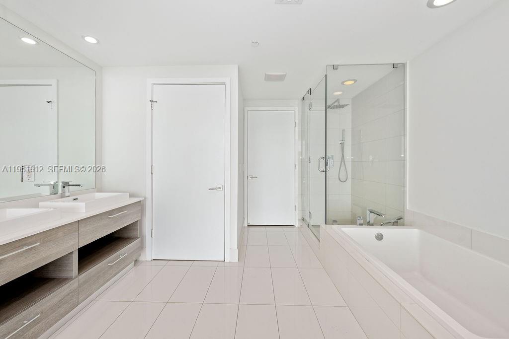 650 NE 32nd St #2205, Miami FL 33137