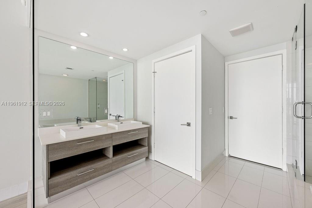 650 NE 32nd St #2205, Miami FL 33137
