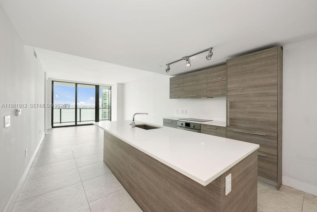 650 NE 32nd St #2205, Miami FL 33137