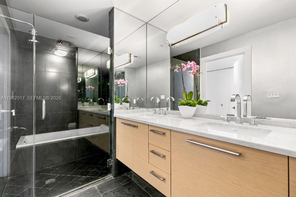 900 Biscayne Blvd #3212, Miami FL 33132