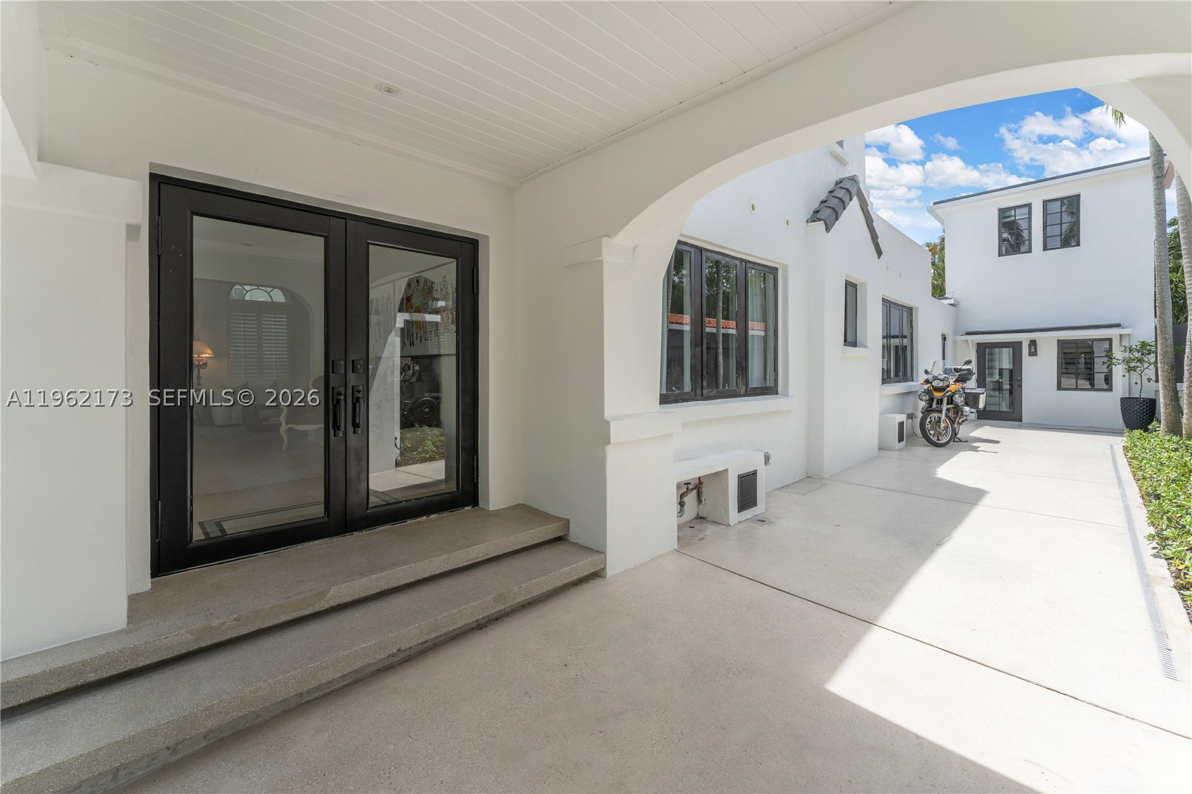1826 Fairhaven Pl, Miami FL 33133