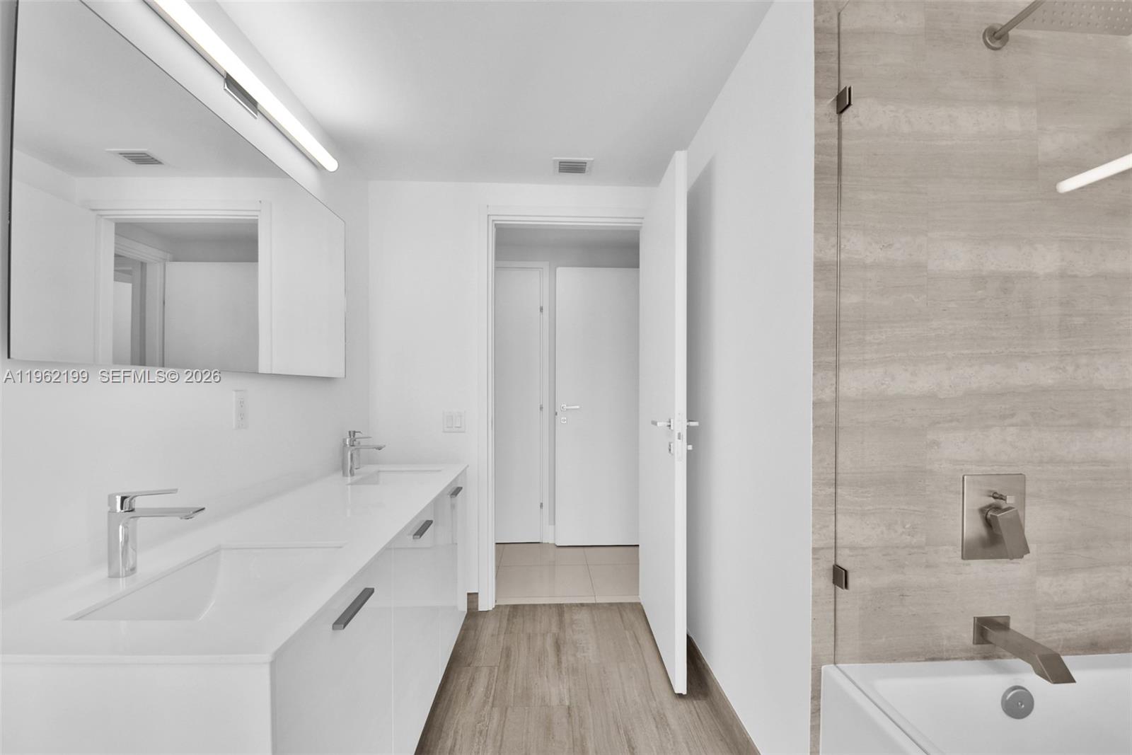 1300 Brickell Bay Dr #1910, Miami FL 33131