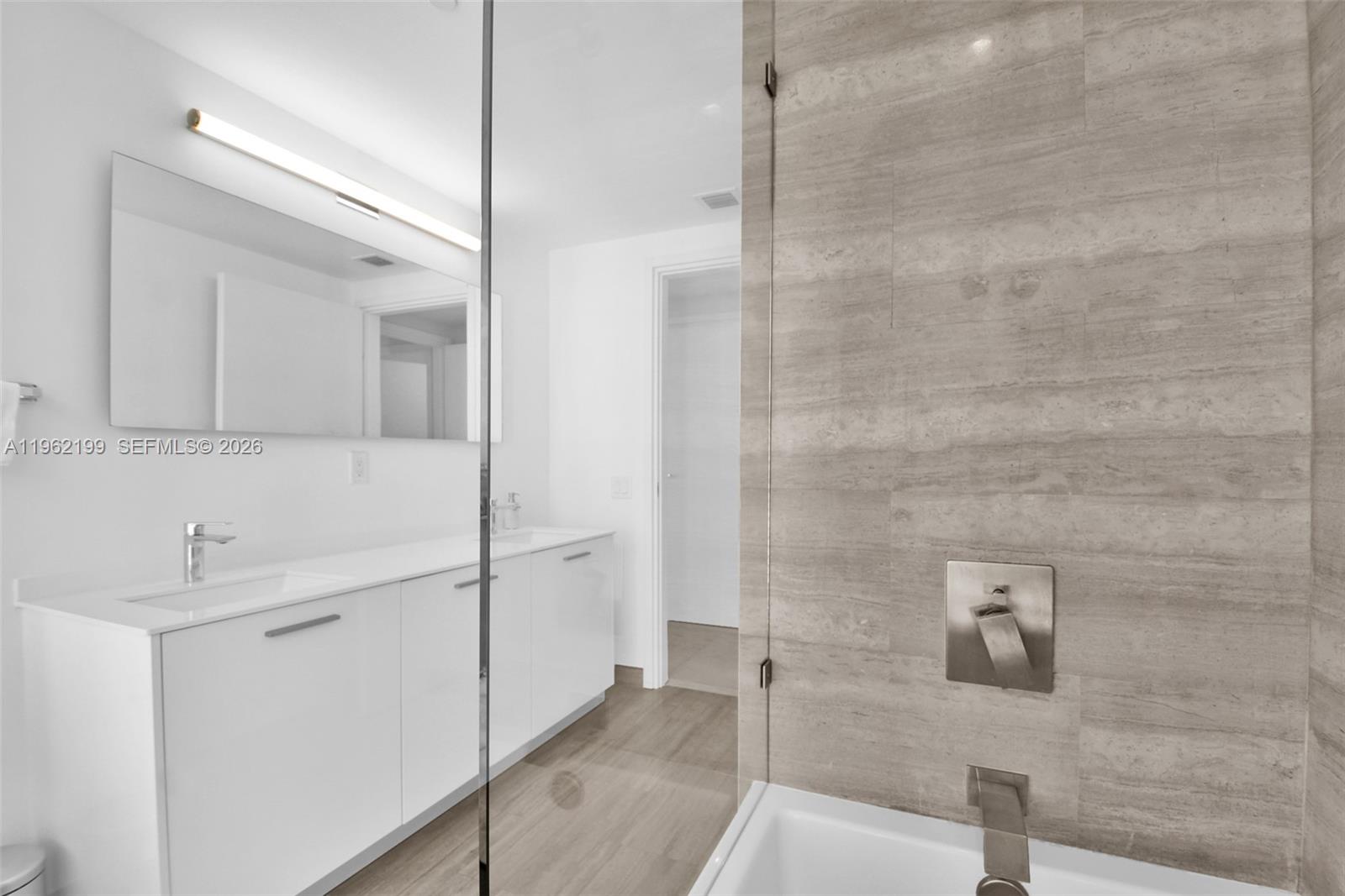 1300 Brickell Bay Dr #1910, Miami FL 33131